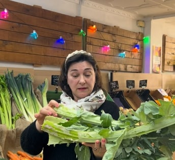Preparando verdura fresca en el mostrador de Todo Agrícola, Villena